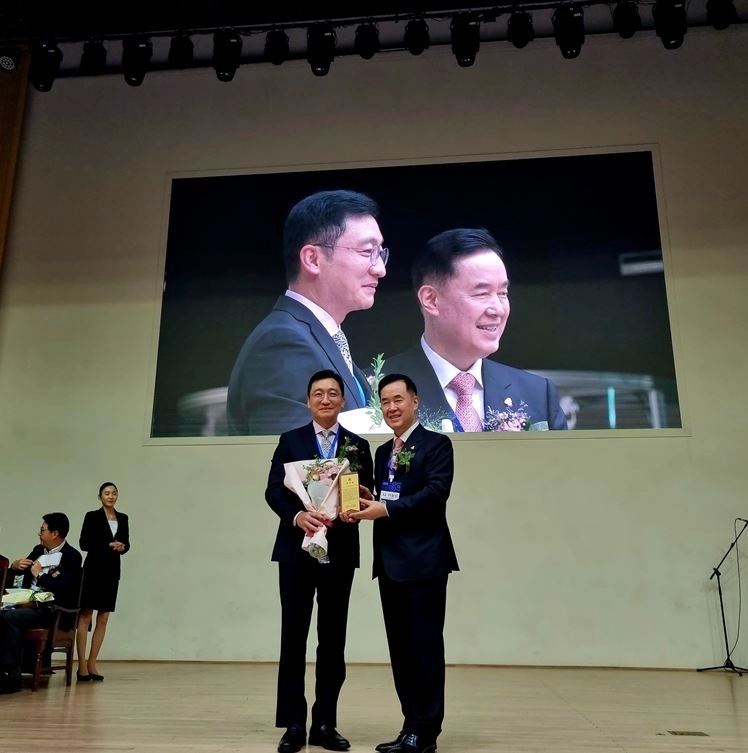 기념촬영하는 고광민 서울시의원(왼쪽)과 이창우 서울고 총동창회장. 서울시의회 제공