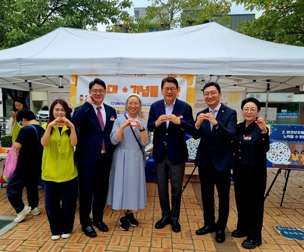신동욱 국회의원(오른쪽에서 세 번째)과 고광민 서울시의원(오른쪽에서 두 번째)이 참석자들과 기념촬영을 하고 있다. 서울시의회 제공
