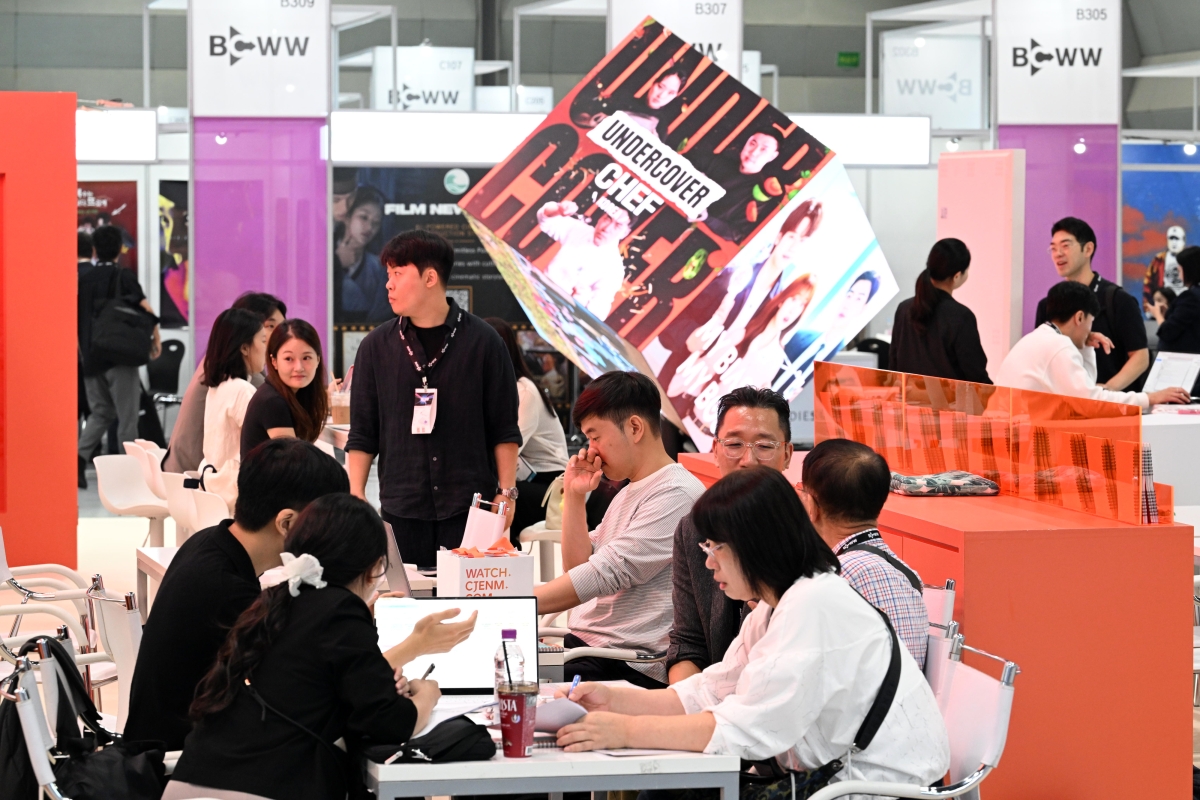 14일 서울 삼성동 코엑스에서 열린 ‘2026국제방송영상마켓’을 찾은 관계자들이 상담을 받고 있다. 2026.9.14 도준석 전문기자