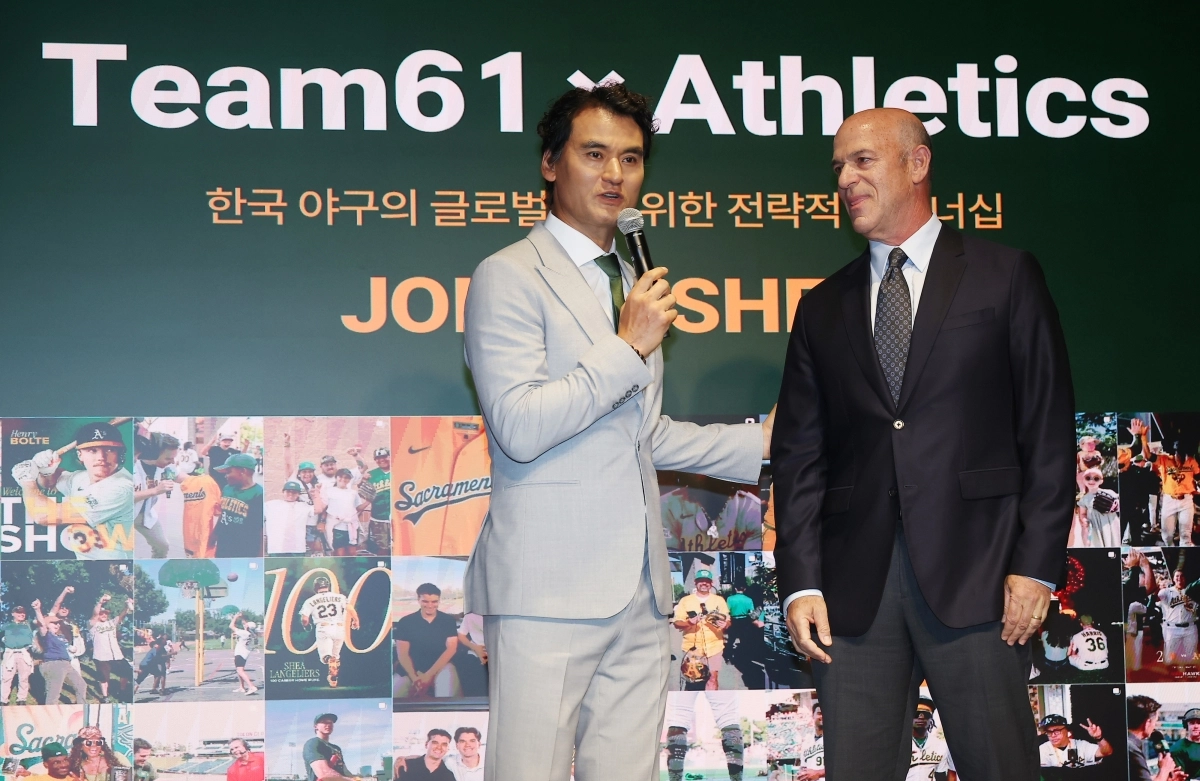 박찬호(왼쪽)가 지난 7월 27일 서울 강남구 웨스틴 서울 파르나스에서 열린 투자 컨소시엄 ‘팀(Team) 61’과 미국 프로야구 구단 메이저리그 애슬레틱스(A‘s)의 전략적 파트너십 프레스 컨퍼런스에서 존 피셔 구단주를 소개하고 있다.    연합뉴스