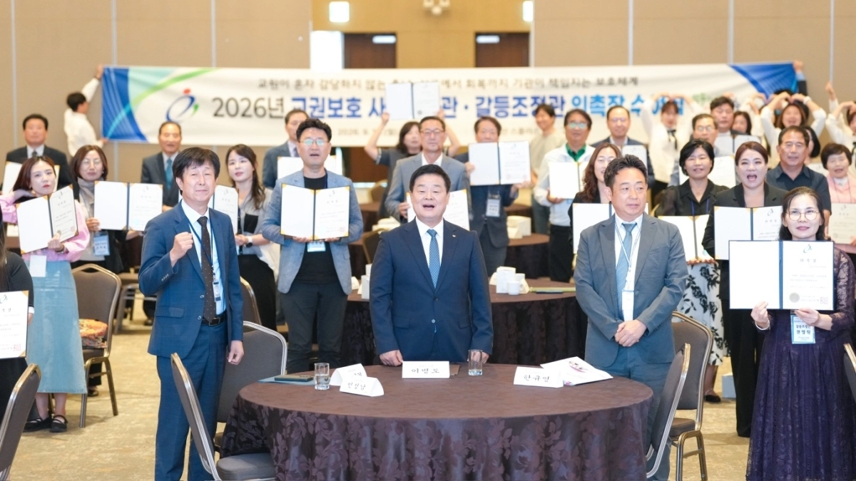 병도 충남교육감이 교권 보호 사안조사관·갈등조정관들과 교육공동체의 건강한 관계를 지키기 위한 다짐을 선포하고 있다. 도교육청 제공