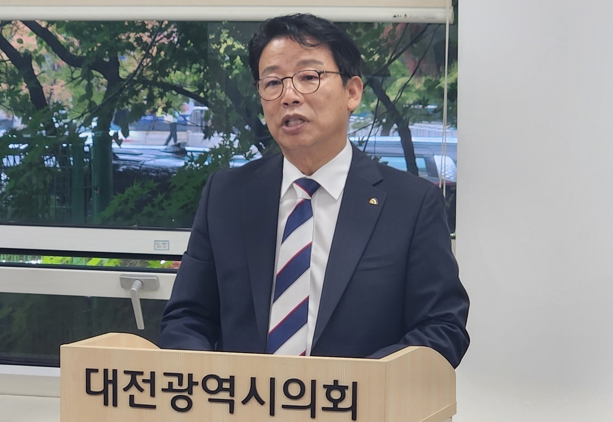 김찬술 대덕구청장이 14일 대전시의회에서 구의회 정상화를 촉구하는 호소문을 발표하고 있다.