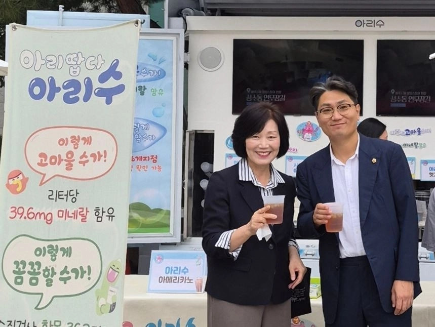 아리수 와우카에 참여하는 이의안 의원(왼쪽)과 오중석 의원. 서울시의회 제공