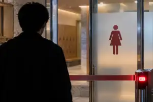 “여성이다” 속여 여탕 두 차례 침입…20대 남성 징역 8개월