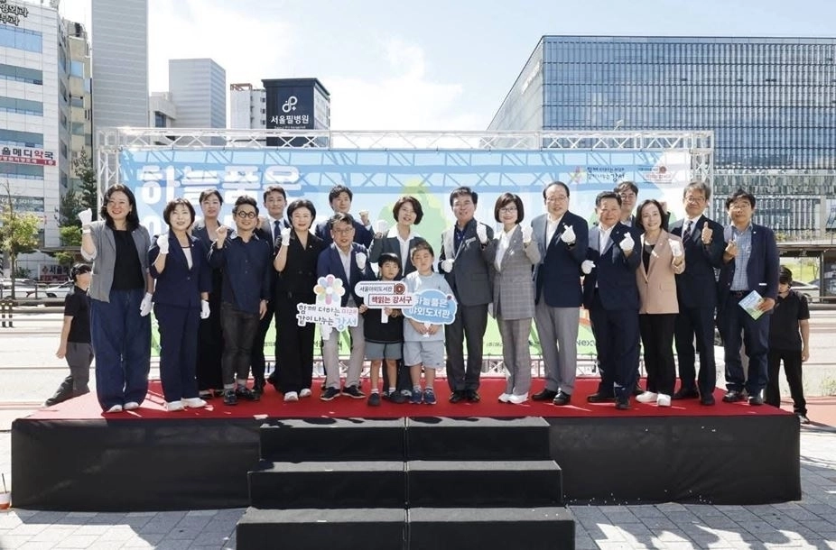 지난 4일 진성준 국회의원과 함께 강서구 발산역 1·9번 출구 앞 마곡문화의 거리에서 열린 ‘하늘품은 야외도서관’을 찾은 송순효 의원. 서울시의회 제공