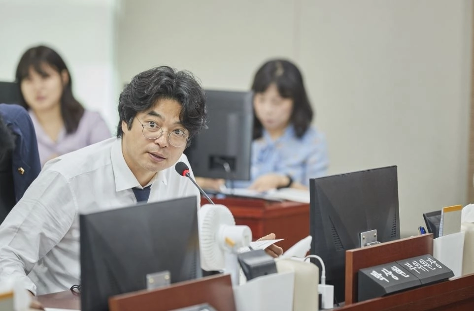 ▲ 제393회 임시회 제2차 미래과학협력위원회 회의 중 미래성장산업국 현안보고에서 질의하는 박상현 의원(사진=경기도의회)