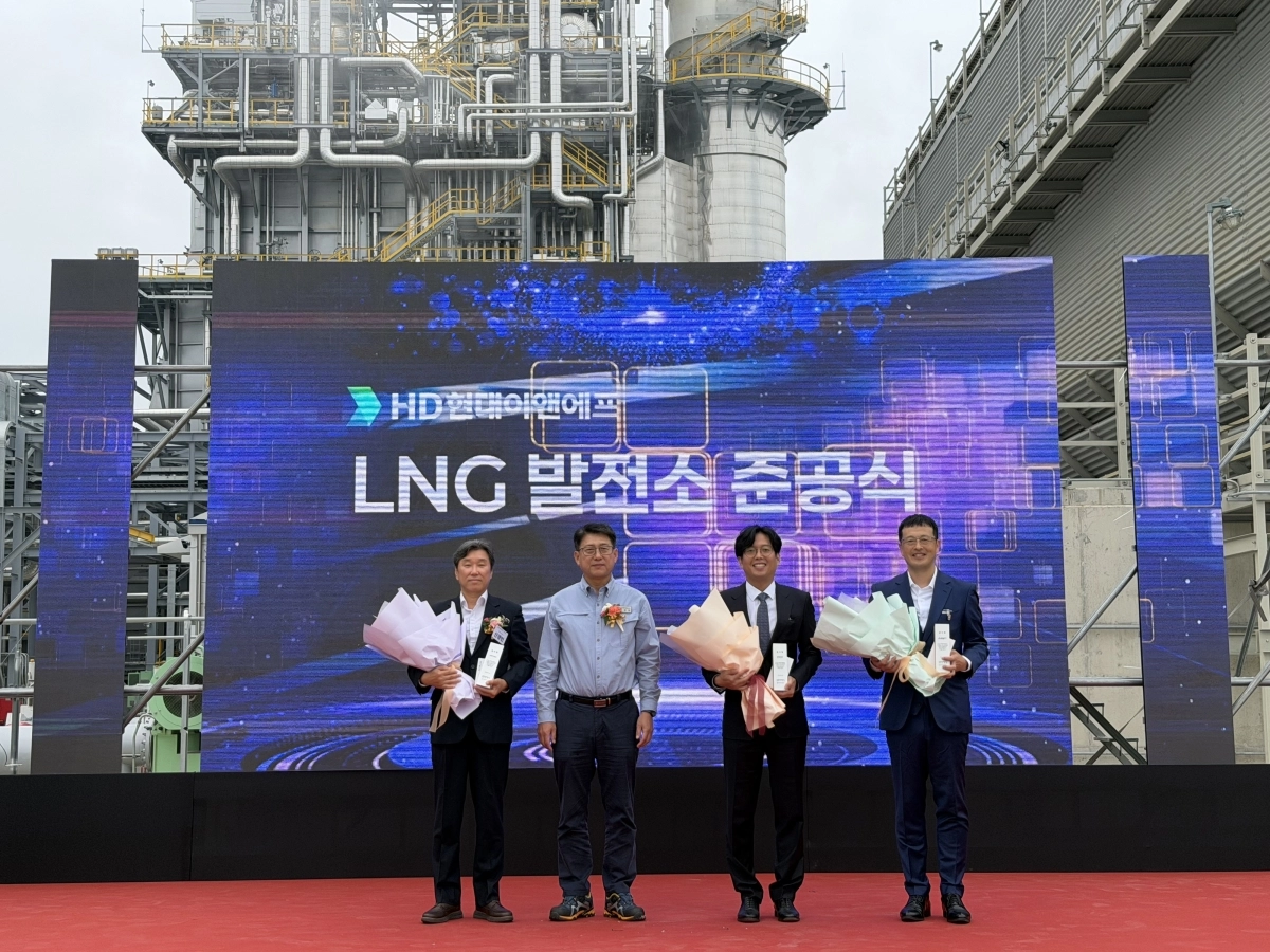 14일 충남 서산시 HD현대오일뱅크 대산공장에서 열린 ‘HD현대이앤에프 대산 LNG 발전소 준공식’에서 신경인(왼쪽 첫 번째) SNT에너지 대표이사 등 주요 관계자들이 기념 촬영을 하고 있다. 2026.9.14. SNT에너지 제공