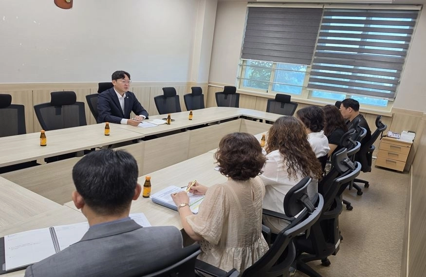 화원중학교의 급식환경 개선과 관련해 회의하는 고찬양 의원. 서울시의회 제공