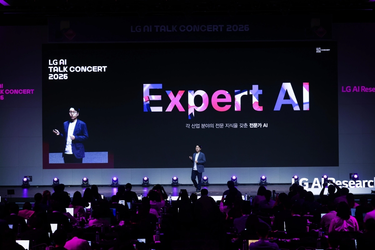 ‘LG AI 토크 콘서트 2026’이 열린 14일 서울 강서구 LG사이언스파크 마곡에서 임우형 LG AI연구원 공동 연구원장이 ‘전문가 AI’에 대해 발표하고 있다. LG 제공