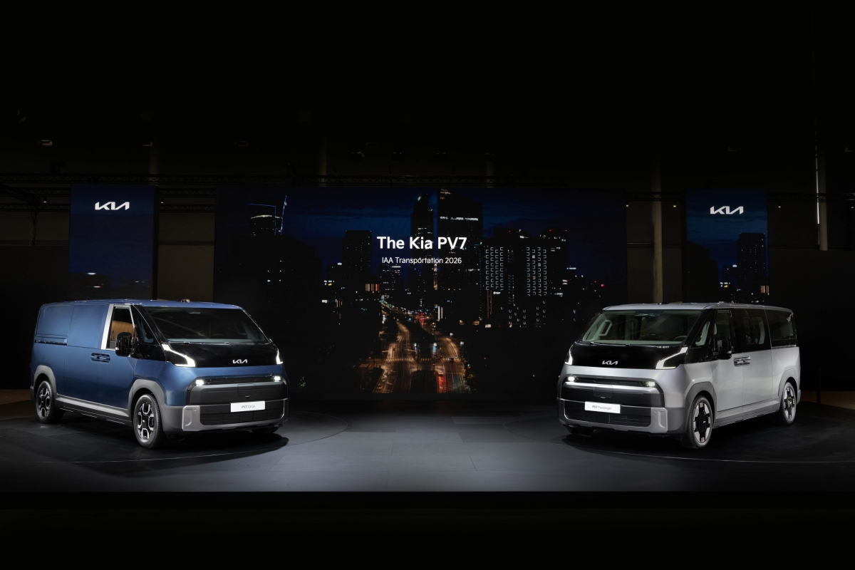 14일 독일 하노버에서 열린 ‘IAA 트랜스포테이션 2026’ 기아관에 전시된 ‘PV7 카고’(왼쪽)와 ‘PV7 패신저’. 기아 제공