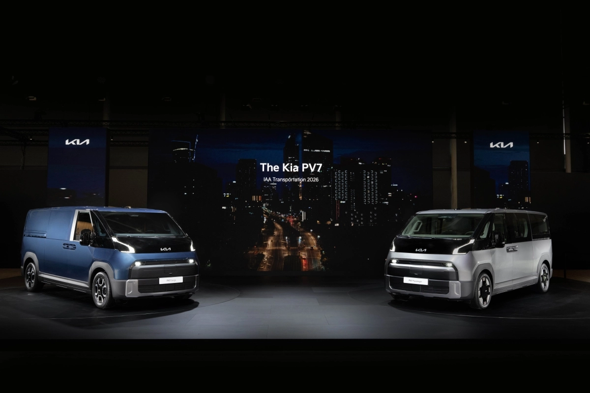 14일 독일 하노버에서 열린 ‘IAA 트랜스포테이션 2026’ 기아관에 전시된 ‘PV7 카고’(왼쪽)와 ‘PV7 패신저’. 기아 제공
