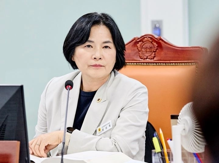 ▲ 지난 9일 열린 제393회 임시회 건설교통위원회 제1차 회의에서 질의하는 윤순옥 의원(사진=경기도의회)