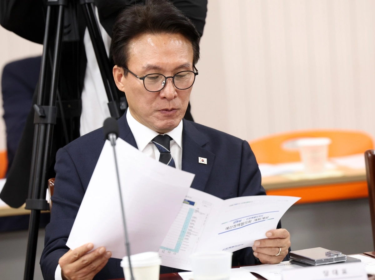 자료 살피는 김민석 대표
