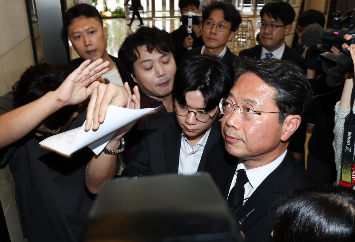 김승원(맨 오른쪽) 법무부 장관 후보자가 14일 서울 종로구 적선현대빌딩에 마련된 인사청문회 준비 사무실로 출근하던 도중 한 유튜버가 김 후보자에게 항의 서한을 전달하고 있다. 뉴스1