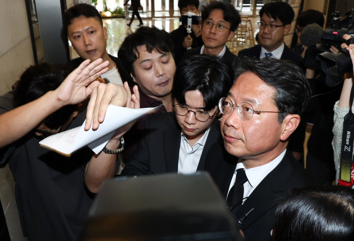 김승원(맨 오른쪽) 법무부 장관 후보자가 14일 서울 종로구 적선현대빌딩에 마련된 인사청문회 준비 사무실로 출근하던 도중 한 유튜버가 김 후보자에게 항의 서한을 전달하고 있다. 뉴스1