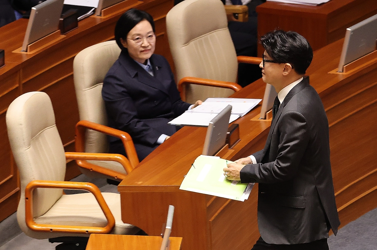 무소속 한동훈 의원이 10일 국회에서 열린 제439차 정기회 본회의에서 외교ㆍ통일ㆍ안보 분야 대정부 질문을 마친 뒤 한성숙 국무총리 옆으로 지나가고 있다. 한 의원은 이날 기자들 상대로 가진 기자회견 도중 국무총리실 직원이 소속을 밝히지 않은 채 일반인인 것처럼 질문했다며 야당 의원 사찰 의혹을 제기했다. 2026.9.10. 연합뉴스