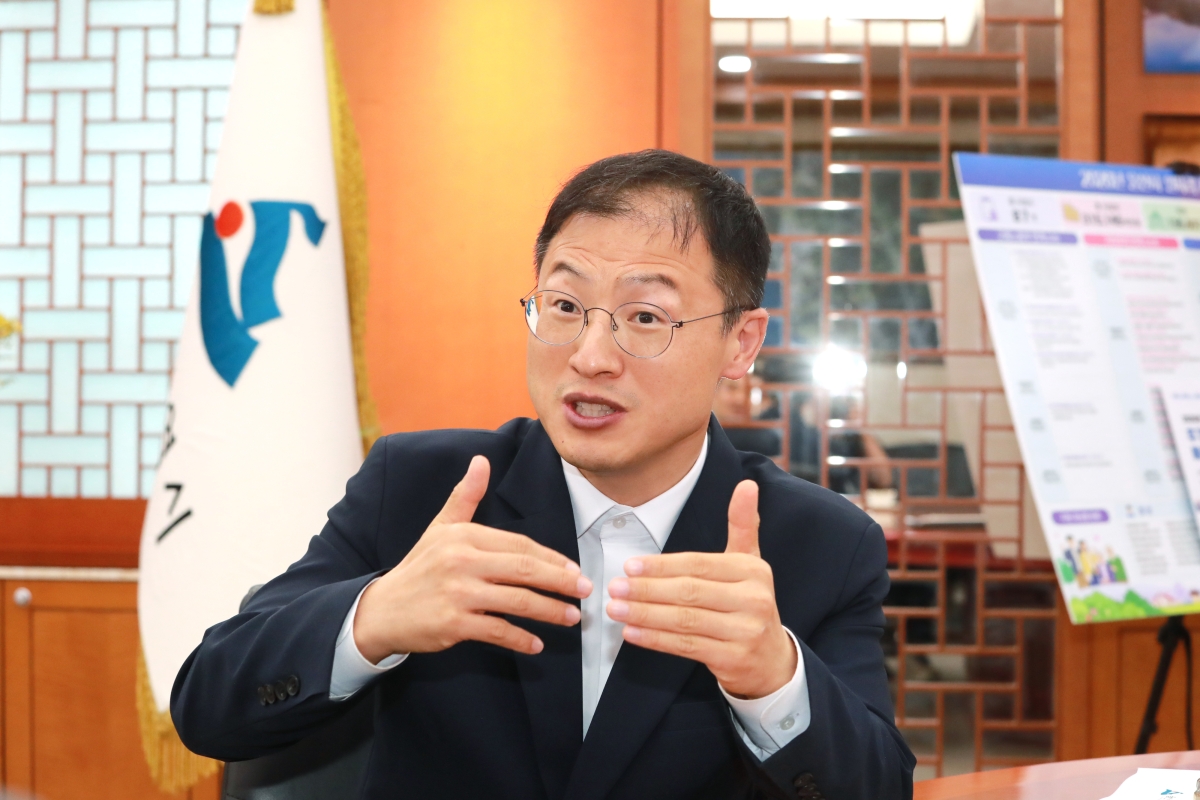 김상욱 울산시장이 14일 서울신문과의 단독 인터뷰에서 통합 에너지자원공사 유치의 당위성과 민선 9기 시정 청사진을 설명하고 있다. 김 시장은 “표 계산이나 지역 안배를 벗어나 국가 에너지 안보와 미래를 위해 완결형 인프라를 갖춘 울산이 최적지”라고 강조했다. 울산시 제공