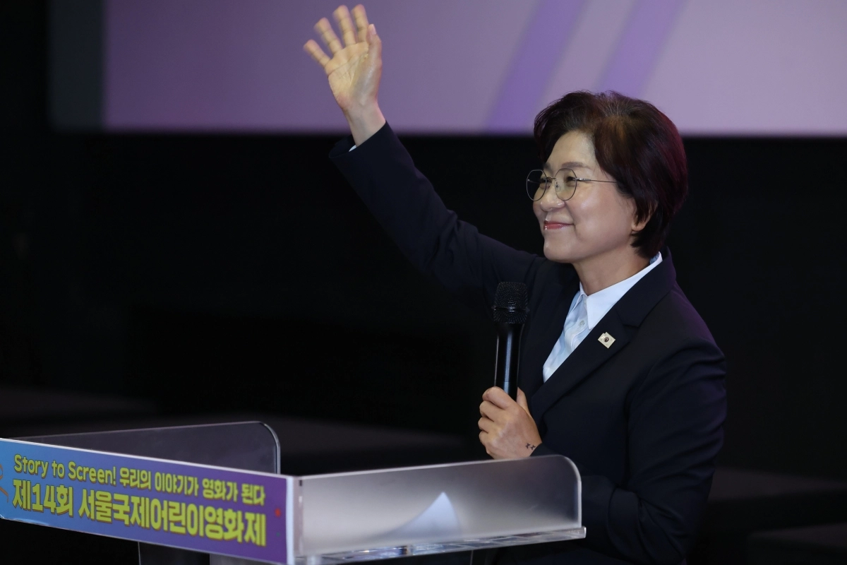 김미경 서울 은평구청장이 지난 10일 롯데시네마 은평에서 열린 제14회 서울국제어린이영화제 개막식에서 인사말을 한 뒤 손을 들어 관객들에게 인사하고 있다. 은평구 제공
