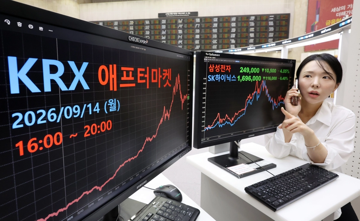 한국거래소가 14일 코스피·코스닥 시장 애프터마켓(오후 4시~8시)을 개장했다. 2800여개의 상장 주식 대부분을 정규장 마감 이후에도 거래할 수 있지만, 상장지수펀드(ETF)와 상장지수증권(ETN)은 거래 대상에서 제외됐다. 사진은 이날 오후 서울 영등포구 한국거래소에서 직원이 애프터마켓 관련 전화 응대를 하는 모습. 뉴스1