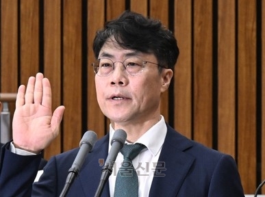 김성수(사법연수원 24기) 대법관 후보자가 14일 국회에서 열린 대법관 임명 동의에 관한 인사청문특별위원회에 출석해 선서하고 있다. 안주영 전문기자