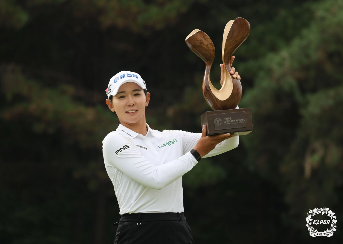 KLPGA투어 시즌 세번째 메이저대회 KB금융 골든라이프 챔피언십  우승 트로피를 든 박보겸. KLPGA 제공.