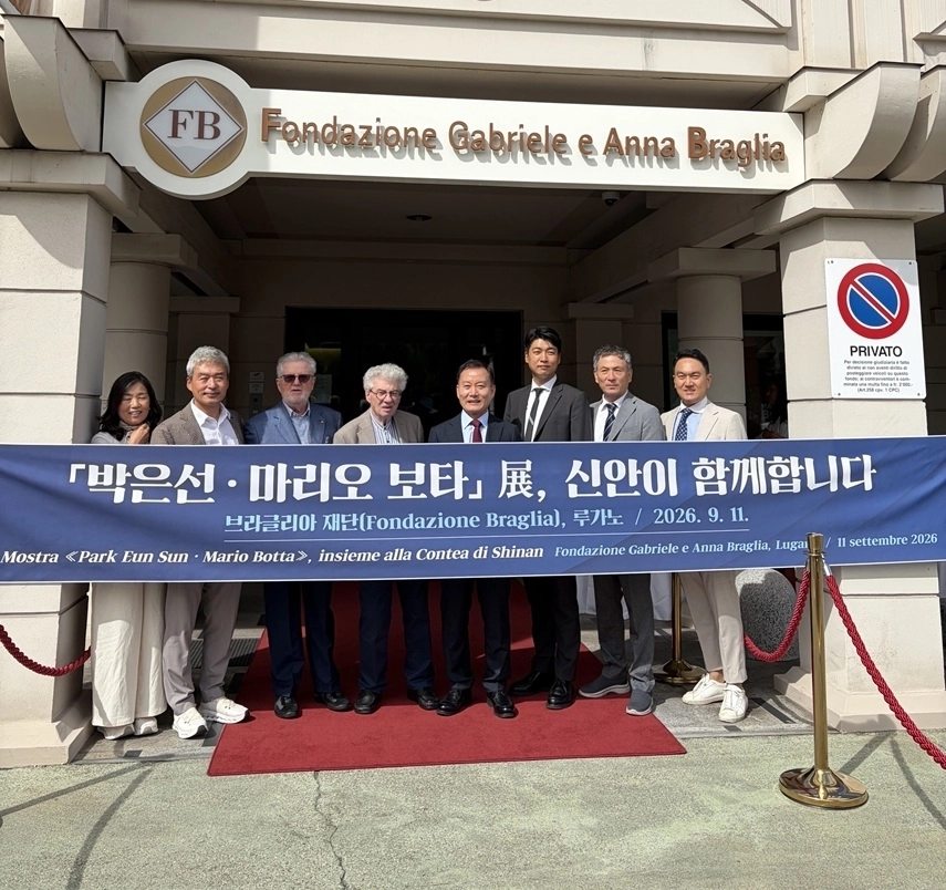 스위스 출신 세계적인 거장 건축가 마리오 보타(Mario Botta)와 국제적 명성의 조각가 박은선 작가가 전남광주 신안군의 해외 홍보대사로 위촉된 후, 김태성 신안군수와 기념사진을 찍고 있다. (신안군 제공)