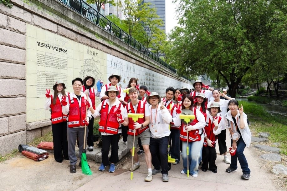 정조대왕 능행 반차도 정소 전 봉사대와 함께 기념사진 찍는 이민옥 위원장(왼쪽 세 번째). 서울시의회 제공