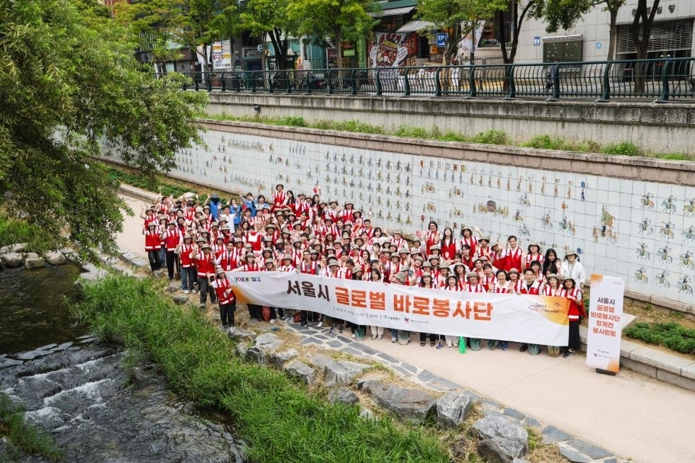 봉사활동 후 봉사단과 함께 기념촬영하는 이민옥 위원장. 서울시의회 제공