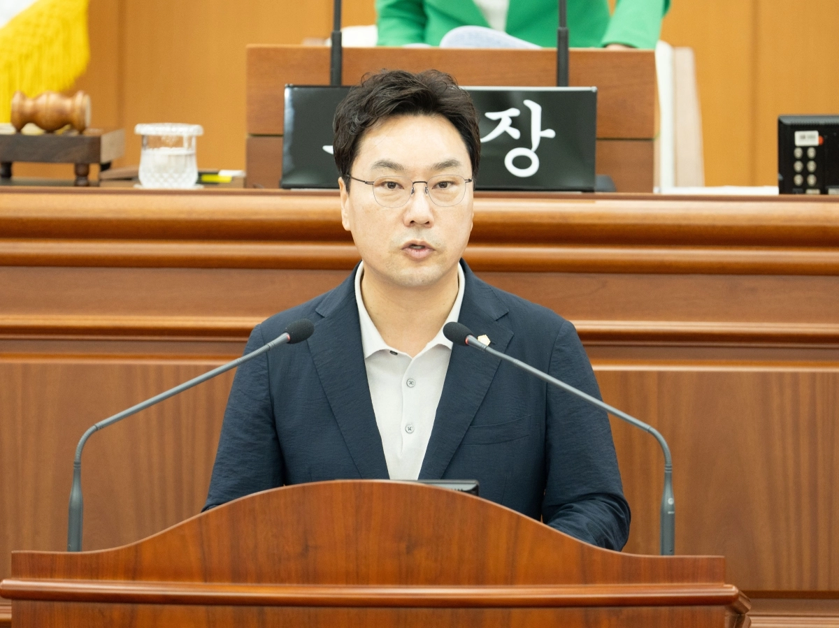 유영주 양천구의원이 제1차 정례회 본회의장에서 5분 자유발언을 통해 민간위탁기관 외부 회계감사 의무화 조례안의 필요성을 강조하고 있다. 사진: 유영주 의원 제공.