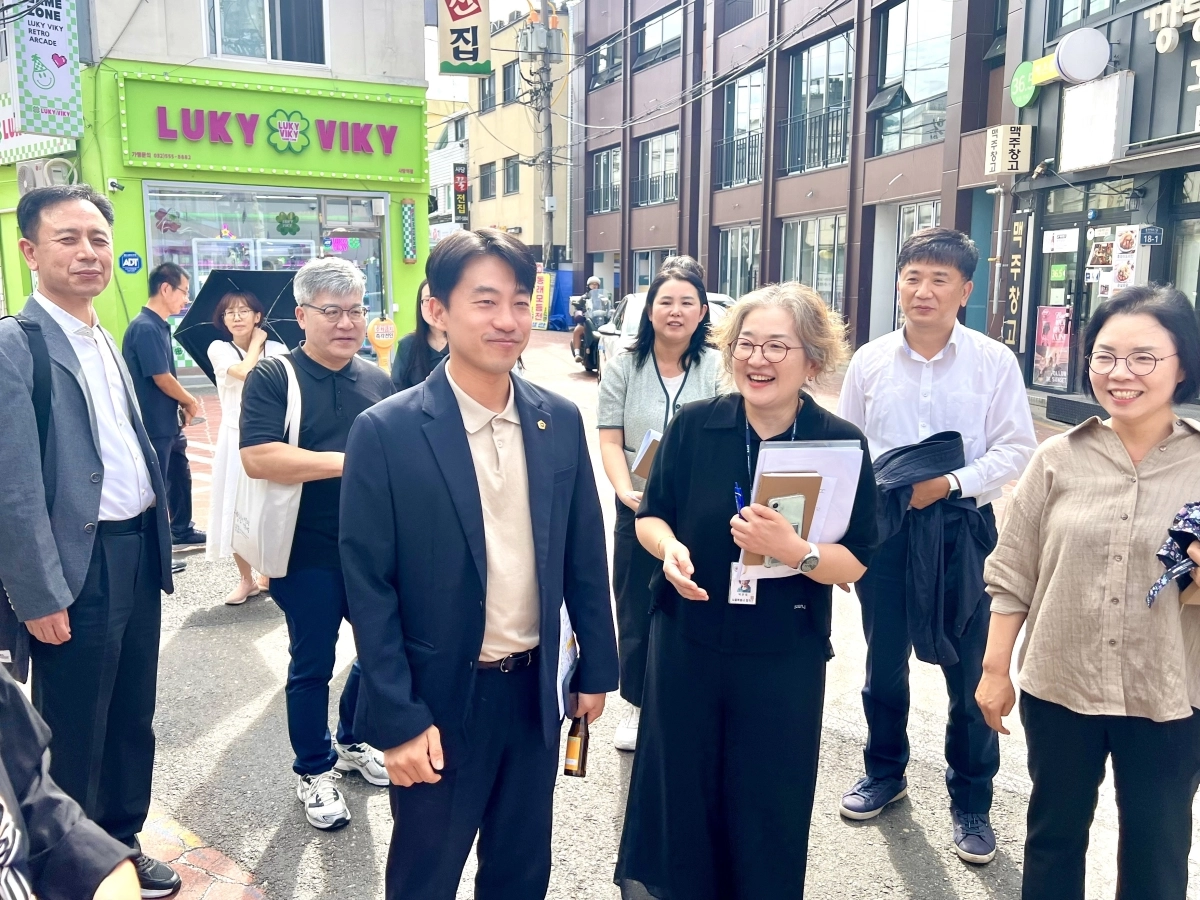 ‘서울 달빛야장’ 사업에 선정된 사당1동 먹자골목을 방문한 이희원 의원. 서울시의회 제공