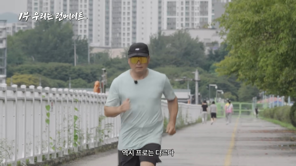 ‘마라톤 영웅’ 이봉주가 힘겨운 투병과 재활을 거쳐 한층 좋아진 몸 상태를 공개했다. 유튜브 채널 ‘SK telecom’ 캡처