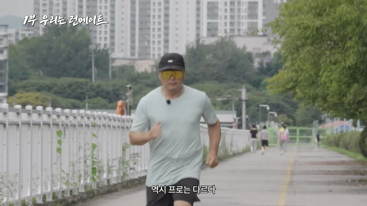 ‘마라톤 영웅’ 이봉주가 힘겨운 투병과 재활을 거쳐 한층 좋아진 몸 상태를 공개했다. 유튜브 채널 ‘SK telecom’ 캡처