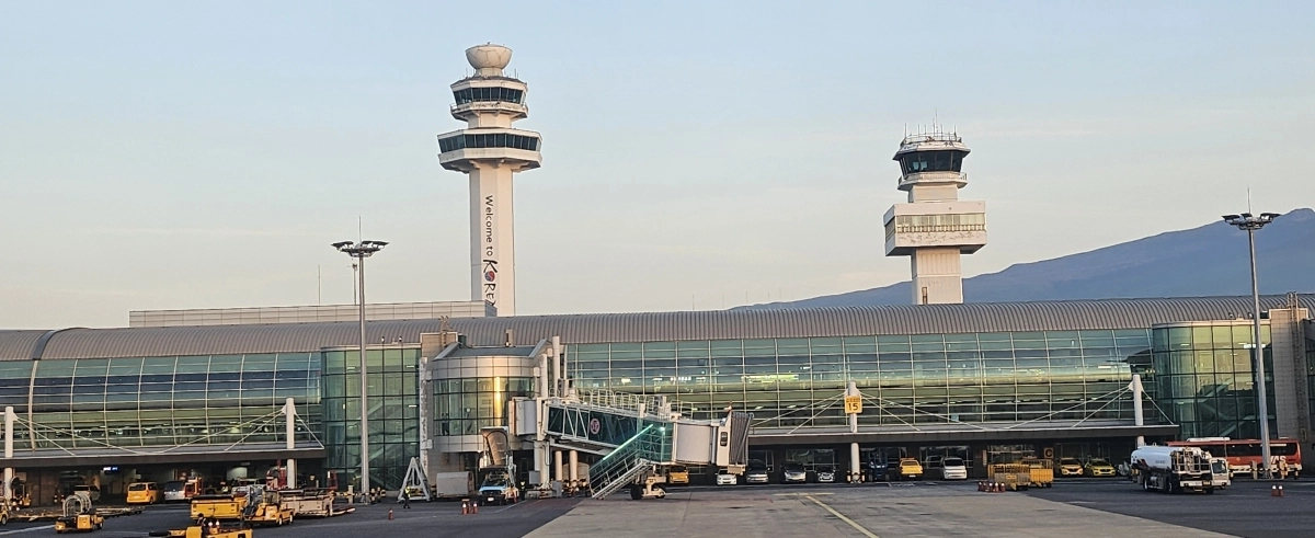 제주국제공항 전망대에서 중국에서 가져온 무전기로 관제탑과 항공기 사이의 교신을 무단으로 청취한 10대 중국인이 경찰에 붙잡혔다. 제주 강동삼 기자