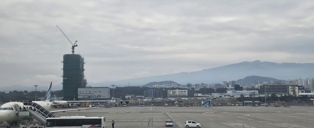 제주공항에 새롭게 건립되고 있는 관제탑 전경. 제주 강동삼 기자