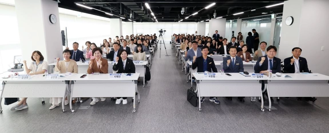 ▲ 지난 11일 ‘경기도교육청 학생 문해력 교육 진흥 조례’ 제정을 위한 입법정책토론회에서 참석자들이 기념촬영을 하고 있다. (사진=경기도의회)