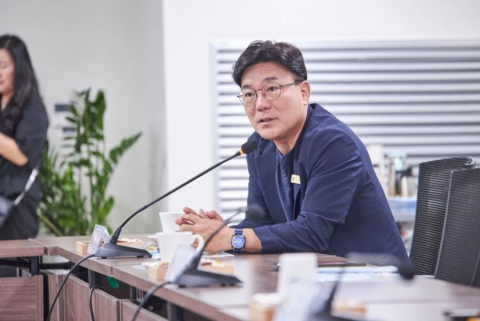 ▲ 지난 9일 기도농수산진흥원을 찾은 최만식 의원(사진=경기도의회)