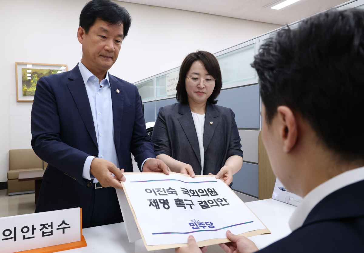 박균택 (왼쪽) 더불어민주당 원내부대표와 이주희 원내대변인이 지난달 14일 국회 의안과에 ‘이진숙 국회의원 제명 촉구 결의안’을 제출하고 있다. 연합뉴스