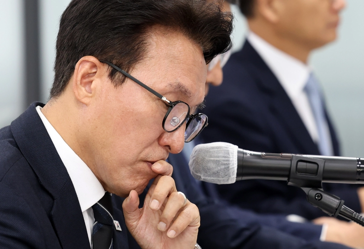 김민석 대표, 고심