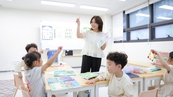 한솔 노피곰 구미 도량캐슬학원 원장이 아이들을 가르치고 있다. (사진 제공: 한솔 노피곰)