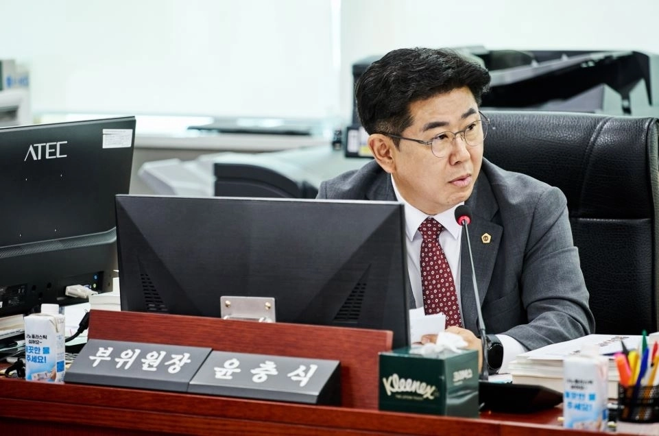 지난 11일 열린 제393회 임시회 제2회 경기도 추가경정예산안 총괄 심사에서 질의하는 윤충식 부위원장(사진=경기도의회)