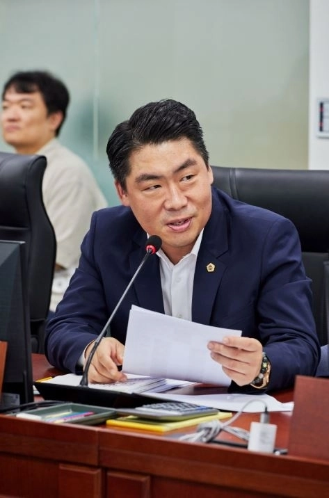 ▲ 지난 11일 경제실 소관 2026년도 제2회 추가경정예산안 심사에서 질의하는 유경현 의원(사진=경기도의회)