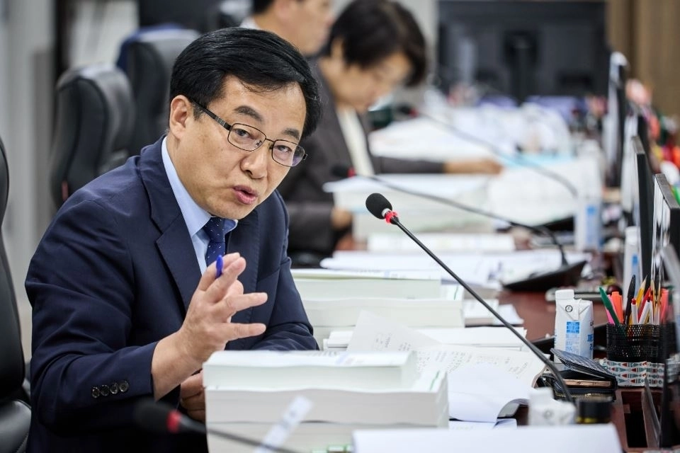 ▲ 지난 11일 열린 2026년도 제2회 경기도 추가경정예산안 심사에서 질의하는 김귀근 의원(사진=경기도의회)