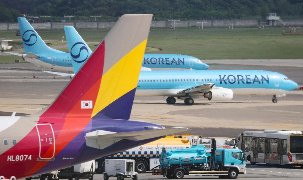 지난 8일 김포공항 계류장에서 이동하는 대한항공과 아시아나 항공기 모습. 연합뉴스