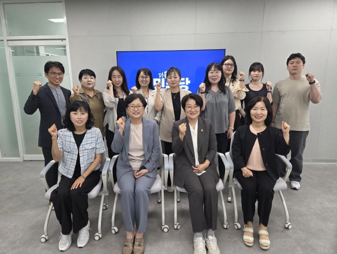 ▲ 지난 11일 경기도의회에서 사단법인 다함께돌봄센터 경기도협의회 및 경기도 아동돌봄과 관계자들과 정담회를 가진 신미숙 부위원장(사진=경기도의회)