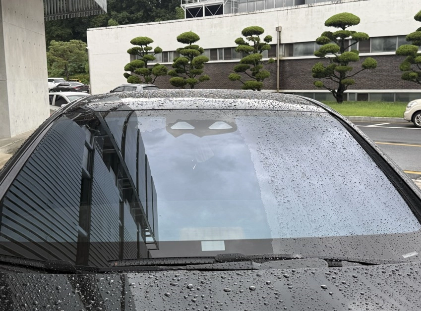 자동차 유리 왼쪽은 이번에 개발한 CHI-B로 코팅처리했고 오른쪽은 처리하지 않았다. 물을 만났을 때 차이를 확실히 파악할 수 있다.  카이스트 제공