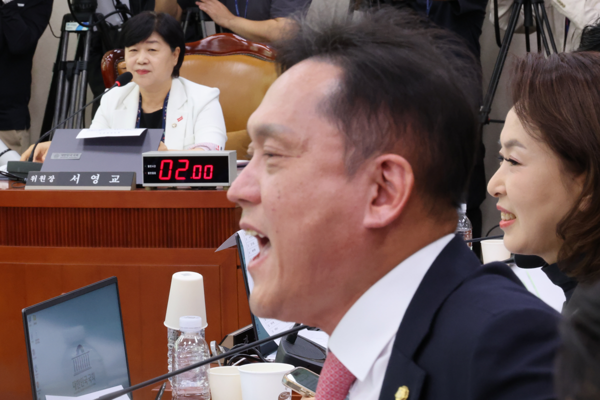 김태규 국민의힘 의원이 15일 국회 법제사법위원회에서 열린 김승원 법무부 장관 후보자에 대한 인사청문회에서 뒤로 보이는 서영교 법사위원장의 의사진행에 항의하고 있다. 연합뉴스