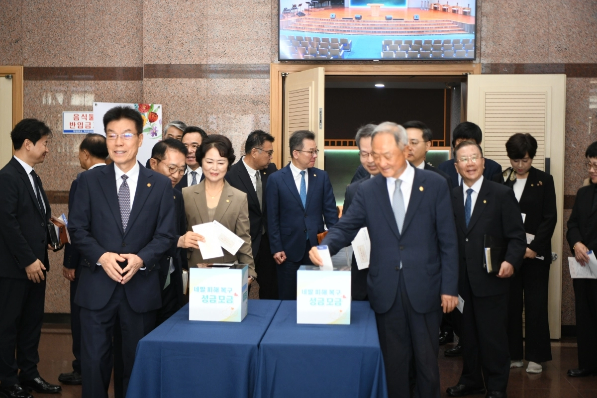 백석대학교 장택현 명예총장(오른쪽)과 송기신 총장(왼쪽) 등 백석대 구성원들이 네팔을 돕기 위한 성금모금에 참여하고 있다. 백석대 제공
