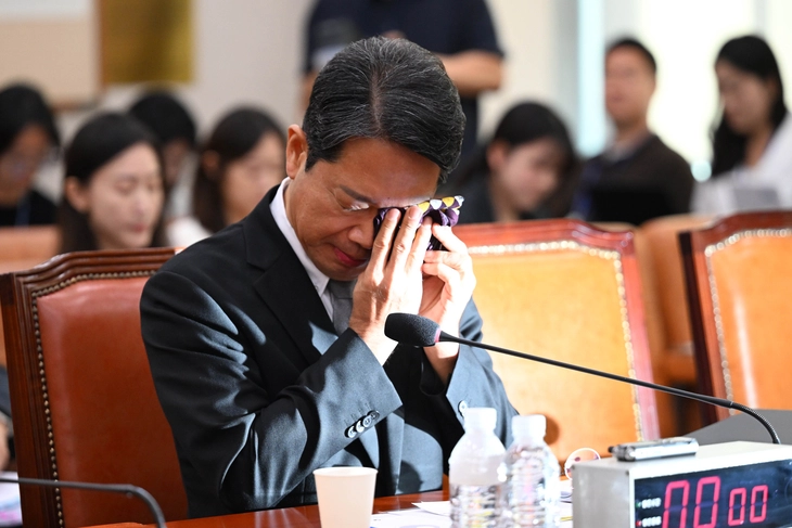김승원 법무부 장관 후보자가 15일 국회 법제사법위원회에서 열린 인사청문회에서 발언하며 손수건으로 눈가를 닦고 있다. 홍윤기 기자