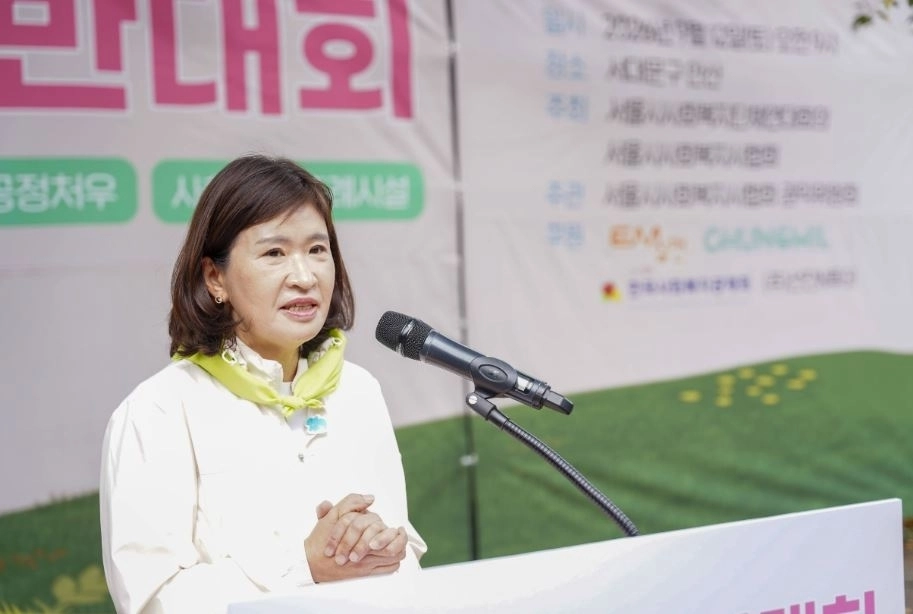 지난 12일 서대문구 안산에서 열린 ‘2026 서울사회복지사 등반대회’에 참석해 축사하는 김경우 위원장. 서울시의회 제공