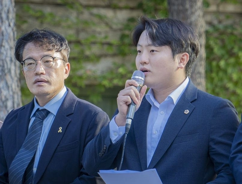 박주민 국회의원(왼쪽)과 이광희 서울시의원. 서울시의회 제공